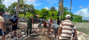 Babinsa Lewa dan Warga GKS Pameti Karata Gotong Royong Bangun Fondasi Pagar Gereja