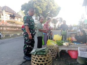 Babinsa Desa Peninjoan Tingkatkan Komsos di Pasar Jelang Hari Raya Galungan