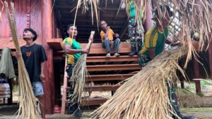 Satgas Pamtas dan Warga Bangun Rumah Adat Kolibein: Bukti Nyata TNI Hadir untuk Rakyat