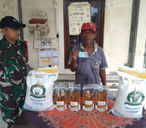 Babinsa Selisihan Dampingi Pemdes Distribusikan Bantuan Pangan Beras Dan Migor Periode Oktober Dan Nopember Kepada Warga
