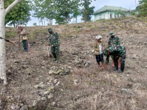 Bantu Tanam Jagung, Satgaster Pos Halibete I dan 2 Pupuk Semangat Gotong Royong Bersama Petani