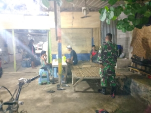 Patroli Malam Babinsa Koramil 1628-04/Poto Tano Jaga Stabilitas Kamtibmas
