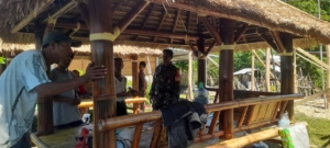 Babinsa Seteluk Tengah Laksanakan Komsos dan Monitoring Wilayah