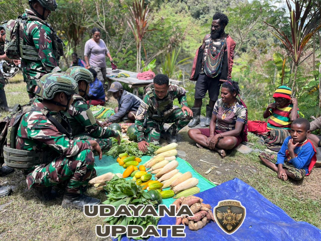 Prajurit Satgas Yonif 743/PSY Pos Merah Putih kembali menunjukkan kepedulian mereka terhadap masyarakat dengan melaksanakan kegiatan belanja kasih atau pembelian hasil bumi milik para Mama Papua di Kampung Ginnik, Distrik Mulia, Kab. Puncak Jaya, Papua, Rabu (19/11/25). Kegiatan sederhana namun sarat makna ini menjadi salah satu bentuk nyata dukungan Satgas Yonif 743/PSY terhadap ekonomi keluarga serta penguatan hubungan kekeluargaan dengan masyarakat setempat. Danpos Merah Putih, Letda Inf Danuja, mengatakan bahwa kegiatan tersebut merupakan bagian dari komitmen Satgas untuk hadir sebagai saudara bagi masyarakat Papua. “Kami membeli langsung sayur-sayuran hasil kebun Mama Papua sebagai bentuk dukungan nyata. Harapan kami, aktivitas kecil ini dapat membantu perekonomian keluarga sekaligus mempererat kedekatan antara TNI dan masyarakat,” ujarnya. Salah satu Mama Papua, Mama Mei Talenggen, tak kuasa menyembunyikan rasa syukurnya ketika hasil kebunnya dibeli oleh Satgas. “Terima kasih Anak-anak Pos, sa senang sekali sudah beli sayur, semoga di berkati” ucapnya tulus. Kegiatan borong hasil bumi ini akan terus dilaksanakan secara berkelanjutan sebagai langkah konkret Satgas Yonif 743/PSY dalam mewujudkan kemanunggalan TNI dan rakyat, serta menghadirkan kehadiran yang membawa dampak nyata bagi kesejahteraan masyarakat di tanah Papua.