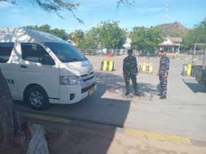 Babinsa Koramil 1628-04 Laksanakan PAM Rutin di Pelabuhan Poto Tano