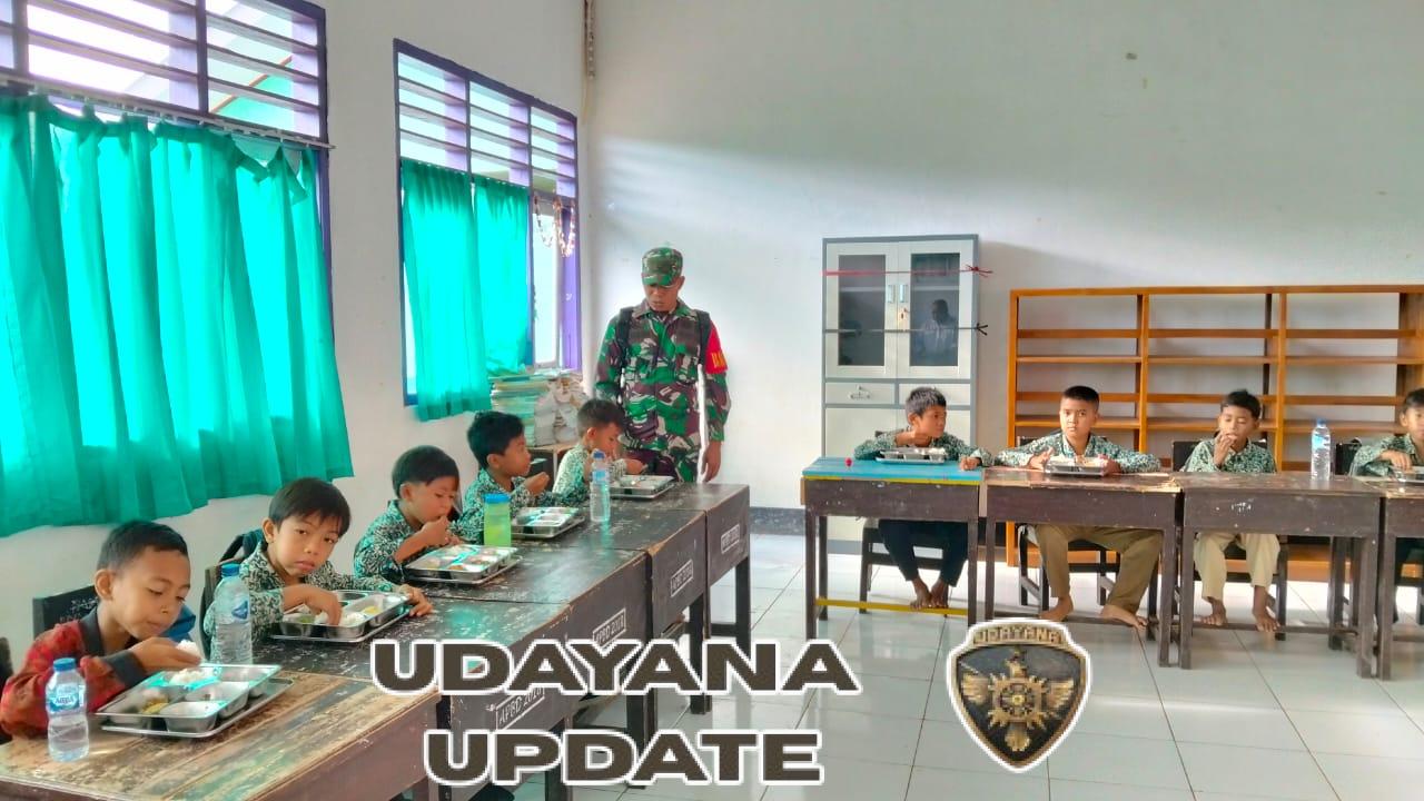 Babinsa Sermong Dampingi Pelaksanaan Program Makan Bergizi Gratis di SDN Sermong