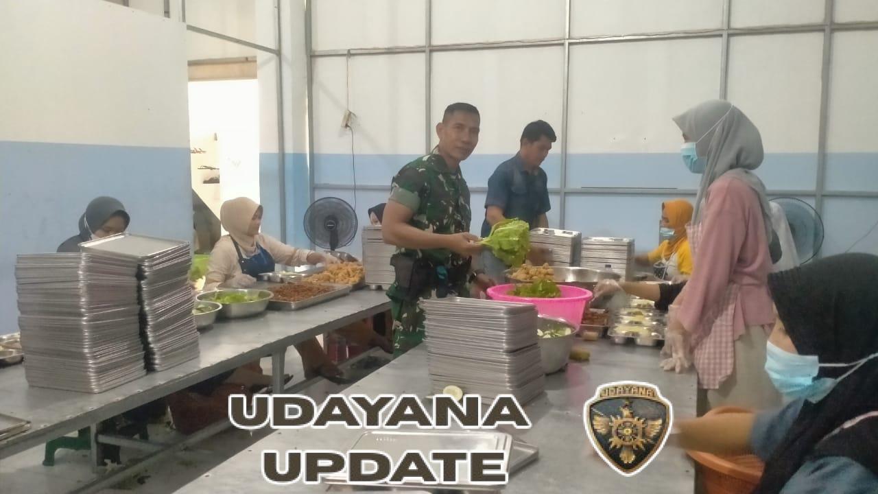 Babinsa Desa Mangge Asi Dampingi Penyaluran Bantuan Gizi Nusantara untuk Anak dan Ibu