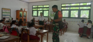 Babinsa Ba’a Pantau Penyaluran MBG kepada 3.065 Penerima di Rote Ndao