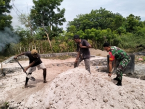 Babinsa Lewoleba Hadir Bantu Warga di Desa Pada