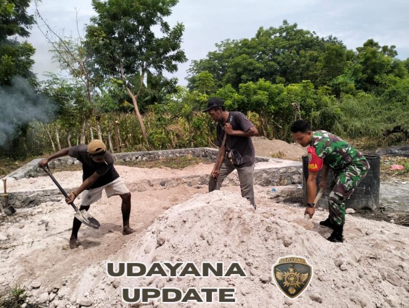 Babinsa Lewoleba Hadir Bantu Warga di Desa Pada