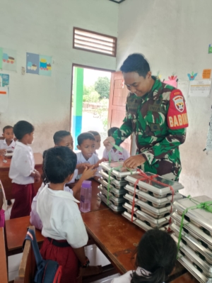 Babinsa Lewoleba Kawal Distribusi Makanan Bergizi di Tiga Sekolah