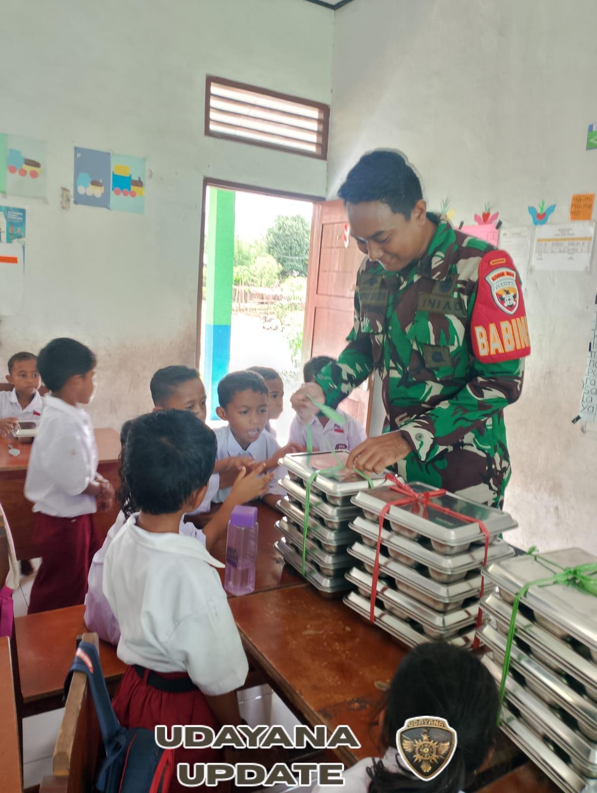 Babinsa Lewoleba Kawal Distribusi Makanan Bergizi di Tiga Sekolah