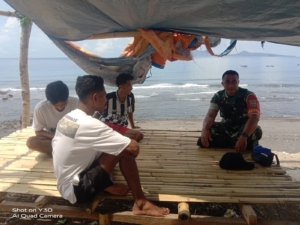 Babinsa Ende Lakukan Komsos dan Pemantauan di Kawasan Pesisir Desa Anaraja