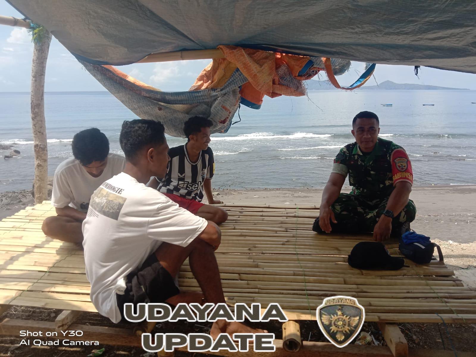 Babinsa Ende Lakukan Komsos dan Pemantauan di Kawasan Pesisir Desa Anaraja