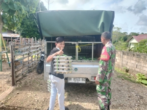Babinsa Pantai Baru Dampingi Pendistribusian Makanan Sehat Bergizi kepada 3.093 Siswa di Kecamatan Pantai Baru