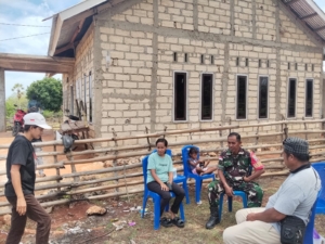 Babinsa Batutua Laksanakan Pemeriksaan Pagar Pekarangan Warga di Dusun Oelaba Barat