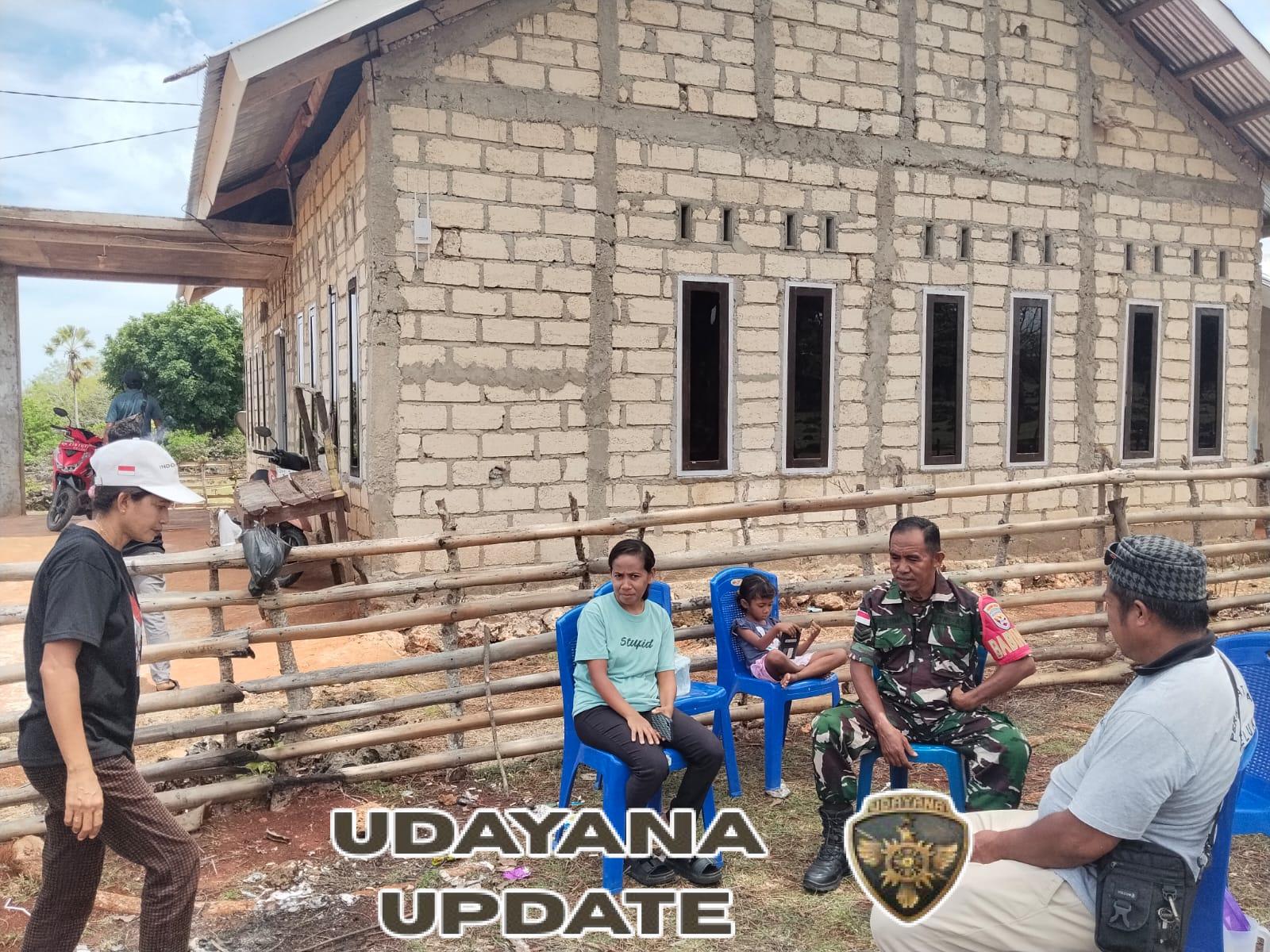 Babinsa Batutua Laksanakan Pemeriksaan Pagar Pekarangan Warga di Dusun Oelaba Barat