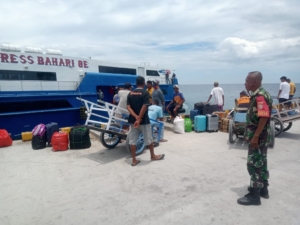 Piket Koramil Ba’a Laksanakan Pemantauan Aktivitas Kapal di Pelabuhan Ba’a