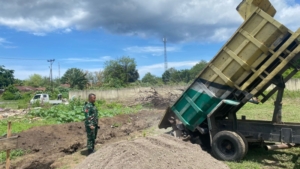 Babinsa koramil 1603-01/Alok Praka Aris Kawal Penurunan Material Pembangunan Koperasi Merah Putih