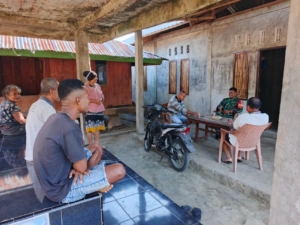 Babinsa Koramil Maurole Tingkatkan Kedekatan dengan Warga Desa Kanganara Lewat Komsos dan Pamwil