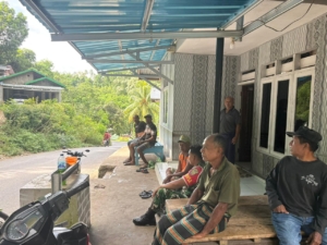 Babinsa Kodim 1602/Ende Laksanakan Komsos dan Pamwil di Desa Tou