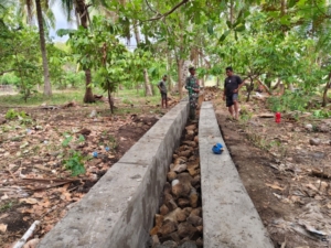 Babinsa Koramil 1602-04/Maurole Dampingi Pembangunan Irigasi di Dusun Sokolago