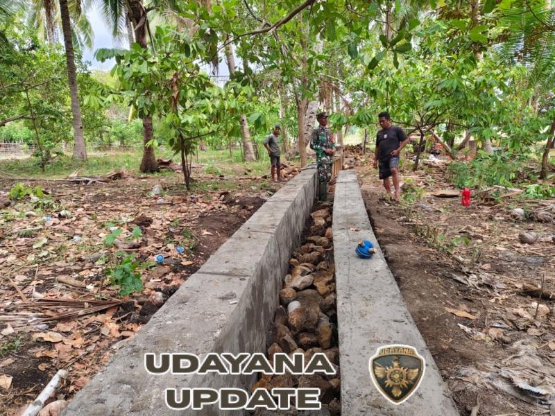 Babinsa Koramil 1602-04/Maurole Dampingi Pembangunan Irigasi di Dusun Sokolago