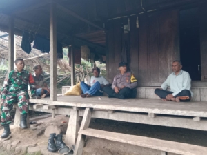 Babinsa 1602-04/Maurole Tingkatkan Komsos dan Pamwil di Desa Detukeli