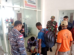 Babinsa Koramil 1602-01/Ende Amankan Kedatangan Kapal KM AWU di Pelabuhan IPPI Ende