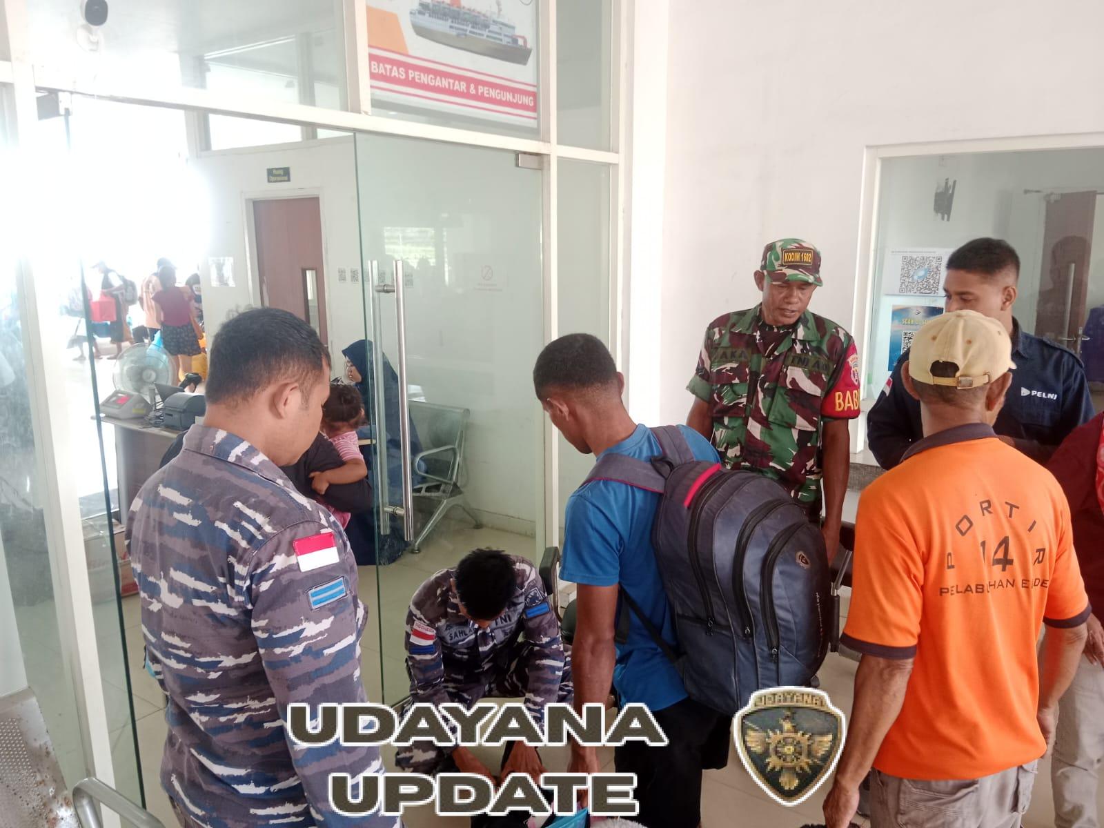 Babinsa Koramil 1602-01/Ende Amankan Kedatangan Kapal KM AWU di Pelabuhan IPPI Ende