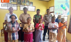 Babinsa Koramil 1618-01/Miotim Kawal Penyaluran BLT untuk 21 KK di Desa Noemuti