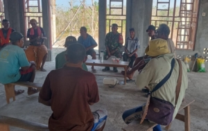 Babinsa Kopda Robi Naisau Ingatkan Warga Nansean Timur Waspada Musim Hujan