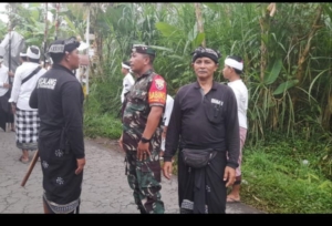 Babinsa Desa Jehem Kawal Keamanan Persembahyangan Galungan di Wilayah Binaan