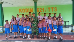 Dandim 1621/TTS Terima Kunjungan Edukatif 20 Siswa SMP Katolik Sint Vianney Soe