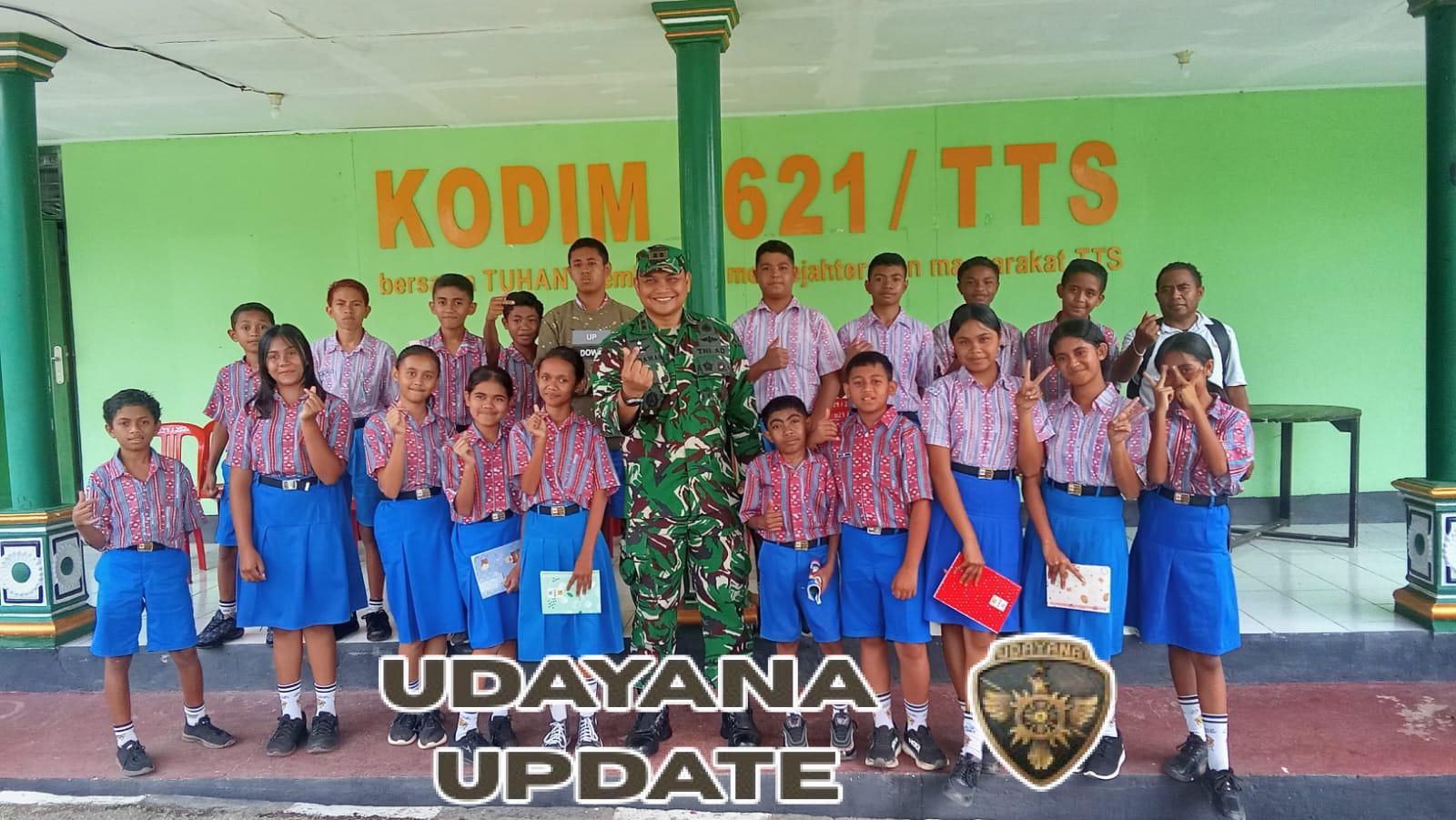 Dandim 1621/TTS Terima Kunjungan Edukatif 20 Siswa SMP Katolik Sint Vianney Soe