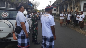 Babinsa Selisihan Kawal Melasti, Wujud Toleransi Dan Pelestarian Tradisi Lokal