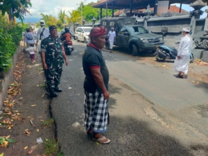Sinergi Babinsa, Pecalang, dan Warga Amankan Persembahyangan Galungan Letjen TNI I Nyoman Cantiasa di Seririt