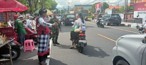 Babinsa Banjar Bali Kawal Galungan di Pura Jagatnatha, Persembahyangan Berlangsung Aman dan Khidmat