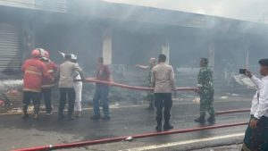 Kebakaran 11 Ruko di Pasar Menanga, Anggota Koramil 1623-03/Rendang Berperan Aktif dalam Penanganan.