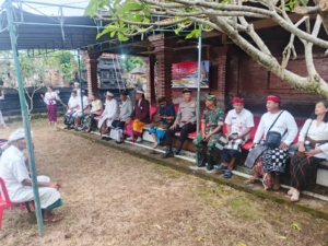 Wujud Harmoni TNI dan Masyarakat, Danramil Marga Hadiri Persembahyangan Galungan di Pura Dalem