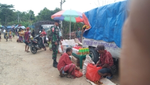 Babinsa Fatumonas Pantau Aktivitas Pasar Demi Keamanan Warga  Koptu Ardiwin Awasi Pasar Tradisional Pastikan Situasi Kondusif  Babinsa Naikliu Tingkatkan Keamanan Lewat Pemantauan Pasar Fatumonas  Monitoring Pasar Fatumonas Oleh Babinsa Jaga Stabilitas Wilayah  Babinsa Koramil Naikliu Laksanakan Pengamanan Rutin Pasar Fatumonas  NTT-KUPANG, – Babinsa Fatumonas Koramil 1604-03/Naikliu, Koptu Ardiwin, melaksanakan kegiatan pemantauan di Pasar Tradisional Desa Fatumonas, Kecamatan Amfoang Tengah, Kabupaten Kupang. Kehadirannya bertujuan memastikan aktivitas masyarakat berjalan aman, tertib, serta menciptakan suasana yang kondusif di pusat perekonomian warga tersebut. Kamis (20/11/2025).  Dalam pemantauan tersebut, Koptu Ardiwin berinteraksi dengan pedagang maupun pembeli untuk mendengarkan langsung keluhan serta kondisi keamanan di sekitar pasar. Ia juga mengingatkan masyarakat agar selalu menjaga ketertiban, kebersihan lingkungan, dan menghindari tindakan yang dapat memicu gangguan keamanan.  Koptu Ardiwin menegaskan bahwa kegiatan pemantauan di pasar tradisional merupakan bagian dari tugas rutin Babinsa dalam menjaga stabilitas wilayah binaan. Pasar sebagai pusat aktivitas ekonomi masyarakat memerlukan perhatian khusus agar kegiatan jual beli dapat berlangsung nyaman dan lancar.  Masyarakat menyambut baik kehadiran Babinsa di tengah aktivitas pasar karena dinilai memberikan rasa aman dan kedekatan antara aparat kewilayahan dengan warga. Dengan monitoring rutin tersebut, diharapkan kondisi keamanan di Pasar Fatumonas tetap terjaga dan perekonomian masyarakat dapat berjalan dengan baik. (Pendim1604).