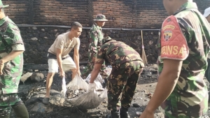 Gotong Royong Pembersihan Puing Kebakaran, Koramil 1608-05/Donggo Bersama Masyarakat  Bergerak Cepat