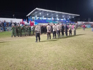 Kodim 1602/Ende Kawal Ketat Empat Laga ETMC 2025, Semua Berjalan Aman dan Kondusif  Sinergi TNI–Polri, Pengamanan ETMC Ende 2025 Berjalan Lancar Hingga Akhir Laga  6.000 Penonton Padati Stadion, Kodim 1602/Ende Pastikan Pertandingan ETMC Tetap Terkendali  Empat Pertandingan Sehari, Kodim 1602/Ende Sukses Amankan Jalannya ETMC 2025  Respons Cepat dan Terukur, Kodim 1602/Ende Jaga Stabilitas Keamanan ETMC Ende 2025  Ende,— Rangkaian pertandingan El Tari Memorial Cup (ETMC) Ende 2025 pada Rabu (19/11) berlangsung aman dan kondusif berkat pengamanan terpadu dari berbagai unsur TNI–Polri dan instansi terkait.  Pengamanan diawali dengan Apel Gelar Pasukan pada pukul 12.00 WITA yang dipimpin oleh jajaran keamanan daerah. Dalam kegiatan tersebut hadir unsur Forkopimda Kabupaten Ende, personel Kodim 1602/Ende, Polisi Militer, TNI AL, Polres Ende, Kompi Brimob, Satpol PP, petugas kesehatan, serta disaksikan sekitar 6.000 penonton.   Sebanyak empat pertandingan digelar mulai pukul 14.00 WITA hingga 23.20 WITA. Berikut hasil pertandingan:  BMU Alor Pantar vs Citra Bakti Ngada Citra Bakti Ngada menang dengan skor 4–1.  Perse Ende vs Sergio FC Perse Ende tampil dominan dan menang 3–1.  PSKK Kota Kupang vs Perseftim Flotim PSKK Kota Kupang unggul tipis dengan skor 1–0.  PSN Ngada vs Persim Manggarai PSN Ngada memastikan kemenangan 2–0.  Seluruh pertandingan dilaporkan berlangsung aman, tertib, dan kondusif, tanpa gangguan keamanan berarti.   Pihak Kodim 1602/Ende dan aparat gabungan menyatakan akan terus meningkatkan kesiapsiagaan demi memastikan seluruh rangkaian ETMC Ende 2025 berjalan lancar hingga akhir penyelenggaraan.  (Pendim 1602/Ende)