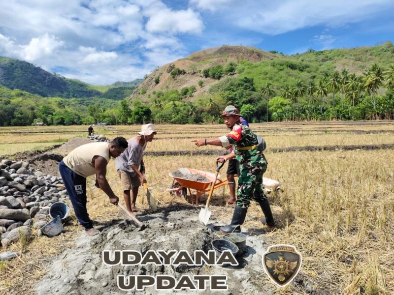 Babinsa Koramil 1602-04/Maurole Gelar Karya Bakti Bersama Warga Desa Tou Timur