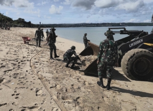 TNI Gelar Karya Bakti Bersih Pantai Jimbaran dari Sampah Kiriman