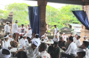 Babinsa Jagapati Kawal Turnamen Ceki STT Tria Sundari: Kreativitas Muda Terus Berkembang!