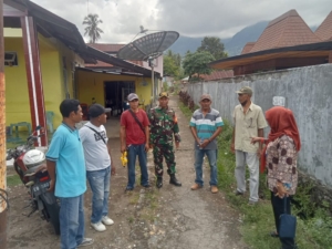 Babinsa Koramil 1602-01 Dampingi Warga Pantau Pembangunan Rabat Jalan di Rewarangga Selatan