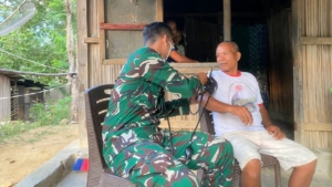 Satgas Yonarmed 12 Kostrad Bagikan Sembako dan Layani Warga Maumutin