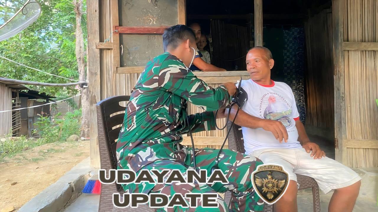 Satgas Yonarmed 12 Kostrad Bagikan Sembako dan Layani Warga Maumutin