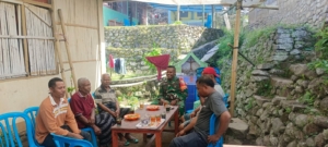 Babinsa 1602/Ende Tingkatkan Kamtibmas lewat Komsos dan Pamwil di Kampung Radaara